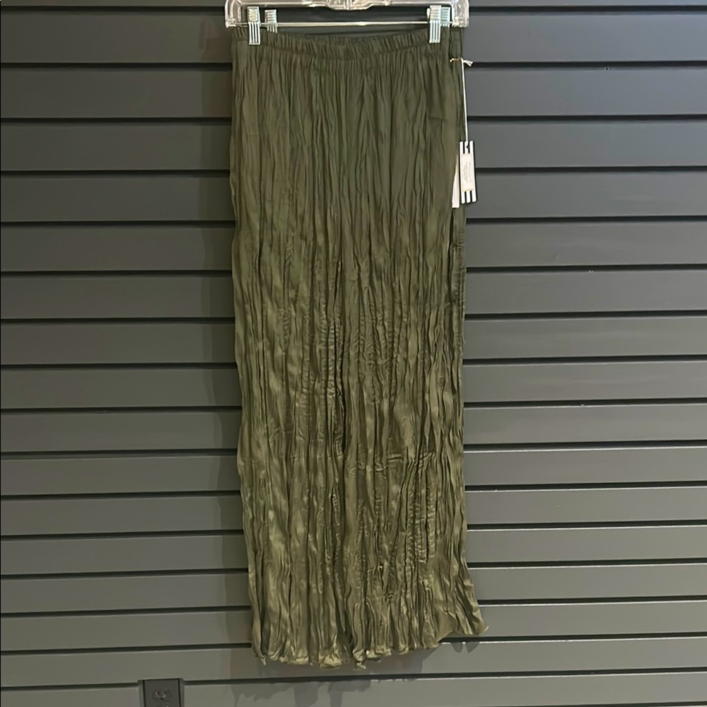 NWT Elleborn Rayon Olive Green Crinkle Pull on Pants